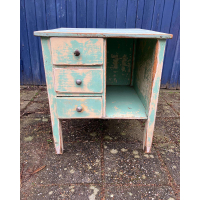 Vintage audiokastje met drie lades